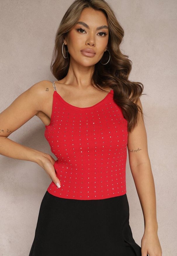 Renee - Czerwony Top Ozdobiony Cyrkoniami na Metalicznych Ramiączkach Qutella. Okazja: na co dzień. Kolor: czerwony. Długość rękawa: na ramiączkach. Wzór: aplikacja. Styl: casual, glamour, elegancki