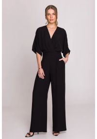 Stylove - Elegancki kombinezon damski z kopertowym dekoltem czarny. Okazja: na ślub cywilny, na wesele, na imprezę. Kolor: czarny. Typ sukienki: kopertowe. Styl: elegancki #1