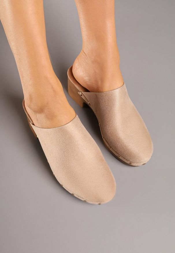 Born2be - Beżowe Klapki Mule w Stylu Drewniaków z Nitami na Słupkowym Obcasie Glerra. Okazja: na co dzień. Kolor: beżowy. Materiał: jeans. Wzór: aplikacja. Obcas: na obcasie. Styl: casual, elegancki. Wysokość obcasa: średni