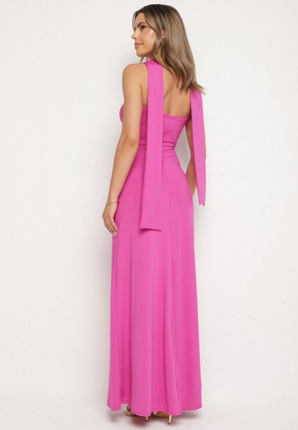 Born2be - Fuksjowa Taliowana Sukienka Ozdobiona Szalem i Marszczeniem Melovea. Okazja: na co dzień. Kolor: różowy. Materiał: skóra. Długość rękawa: na ramiączkach. Wzór: aplikacja. Styl: casual, elegancki