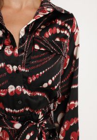 Born2be - Czarno-Czerwona Rozkloszowana Sukienka o Koszulowym Kroju z Gumką w Pasie w Abstrakcyjny Wzór Daltinnia. Okazja: na co dzień. Kolor: czarny. Długość rękawa: długi rękaw. Typ sukienki: koszulowe. Styl: casual #3