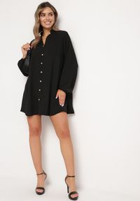 Born2be - Czarna Rozkloszowana Sukienka Pudełkowa z Ozdobnymi Guzikami Alcionete. Okazja: na co dzień. Kolor: czarny. Typ sukienki: proste. Styl: casual, elegancki