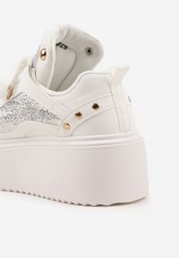 Renee - Białe Sneakersy na Platformie Ozdobione Nitami i Metalicznymi Elementami Azista. Kolor: biały. Materiał: jeans. Szerokość cholewki: normalna. Wzór: aplikacja. Obcas: na platformie #7