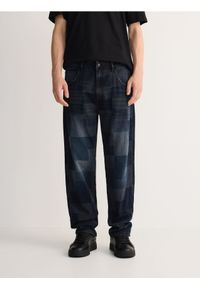 Reserved - Wzorzyste jeansy straight - granatowy. Kolor: niebieski. Materiał: jeans