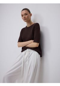 Reserved - T-shirt z wiskozą - ciemnobrązowy. Kolor: brązowy. Materiał: wiskoza #1