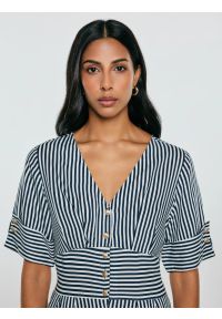 Big-Star - Sukienka damska midi z wiskozy w paski granatowo-białe Zissa 403. Okazja: do pracy, na co dzień, na spotkanie biznesowe. Kolor: niebieski. Materiał: wiskoza. Długość rękawa: krótki rękaw. Wzór: paski. Styl: biznesowy, klasyczny, casual. Długość: midi #6