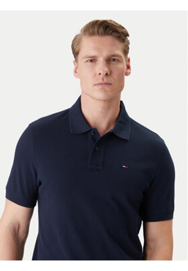 Tommy Jeans Polo DM0DM22711 Granatowy Regular Fit. Typ kołnierza: polo. Kolor: niebieski. Materiał: bawełna