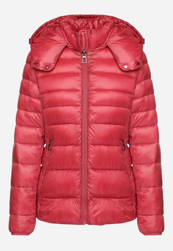 Born2be - Czerwona Pikowana Kurtka z Metalicznym Połyskiem i Odpinanym Kapturem Dairise. Kolor: czerwony. Materiał: jeans. Styl: klasyczny