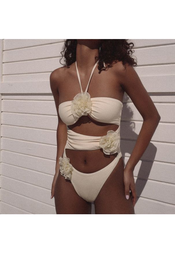 Intica - Strój kąpielowy z kwiatowym wzorem Octaviana. Kolor: beżowy. Materiał: tkanina. Wzór: kwiaty