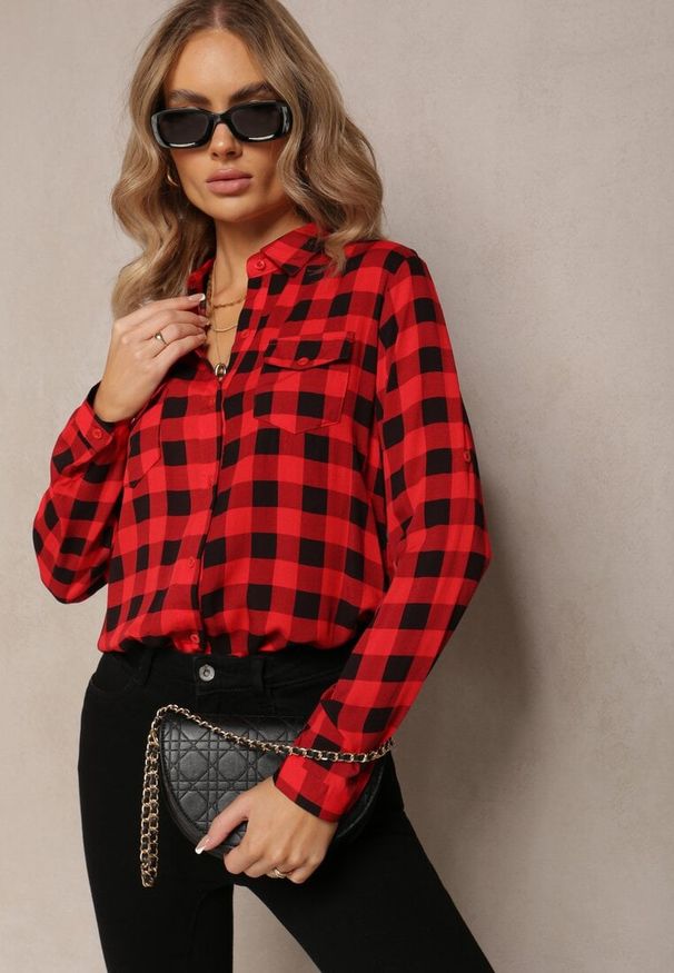 Renee - Czerwona Wiskozowa Koszula w Kratę z Kieszeniami i Kołnierzykiem Idiona. Okazja: na co dzień. Kolor: czerwony. Materiał: wiskoza. Długość rękawa: długi rękaw. Długość: długie. Wzór: kratka, aplikacja. Styl: casual