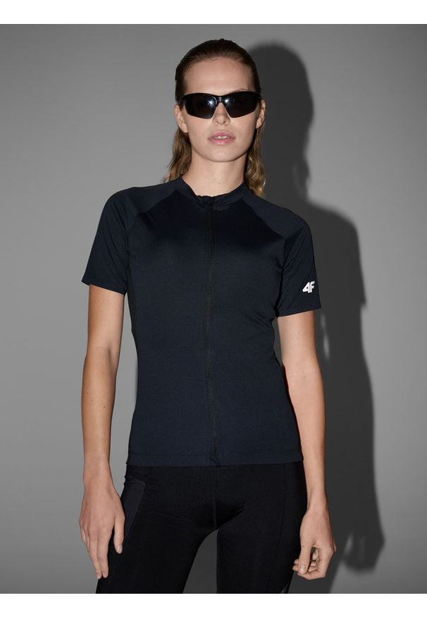 4f - 4F Koszulka rowerowa damska - czarna L. Typ kołnierza: kołnierzyk stójkowy. Kolor: czarny. Materiał: włókno, materiał, syntetyk. Długość rękawa: krótki rękaw. Długość: krótkie. Wzór: gładki, ze splotem. Sport: kolarstwo