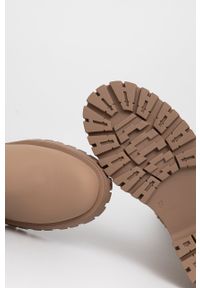 Answear Lab Kozaki damskie kolor beżowy. Nosek buta: okrągły. Kolor: beżowy. Materiał: guma. Styl: wakacyjny #2