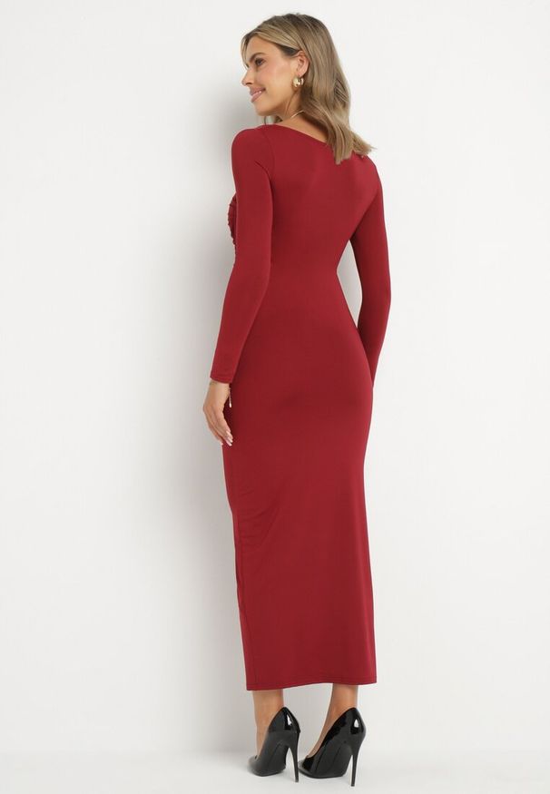 Born2be - Bordowa Dopasowana Sukienka z Ozdobnym Marszczeniem i Rozcięciem Selandris. Kolor: czerwony. Długość rękawa: długi rękaw. Wzór: kolorowy. Typ sukienki: dopasowane. Styl: elegancki