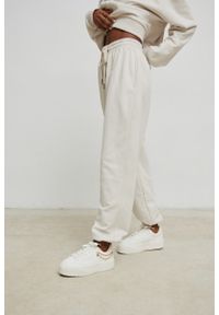 Marsala - Spodnie typu jogger w kolorze WHITE SAND - AUSTIN-XS. Stan: podwyższony. Materiał: dresówka, dzianina, bawełna, poliester. Styl: elegancki