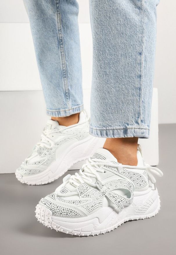 Renee - Białe Sneakersy z Cyrkoniami i Ozdobnym Sznurowaniem Sorvea. Okazja: na spacer. Kolor: biały. Materiał: jeans. Sport: turystyka piesza