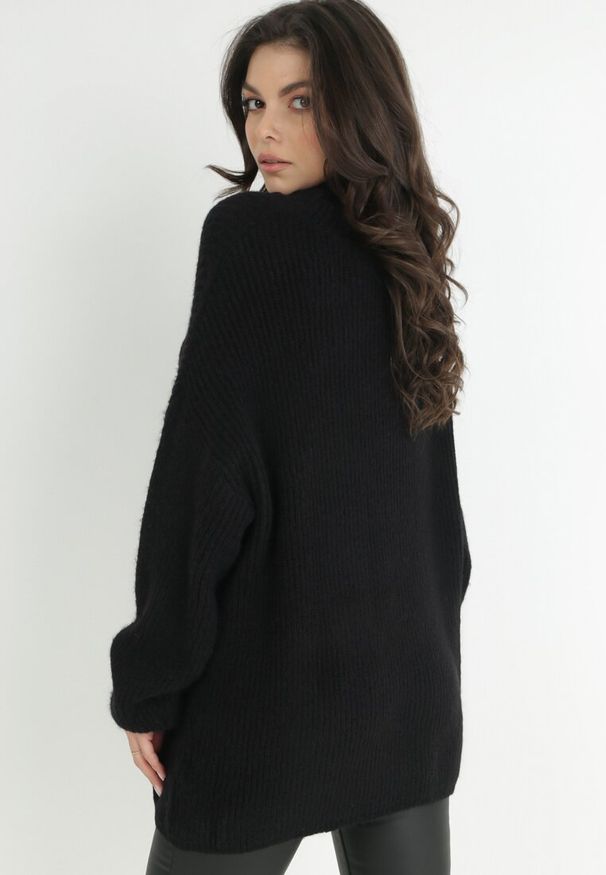 Born2be - Czarny Golf Oversize Out Of This World. Okazja: na co dzień, na spacer. Typ kołnierza: golf. Kolor: czarny. Materiał: skóra, wiskoza, jeans. Styl: klasyczny, casual