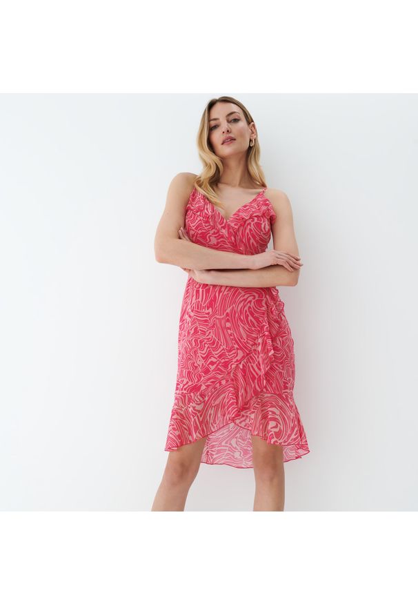 Mohito - Szyfonowa sukienka mini z asymetryczną falbaną - Różowy. Kolor: różowy. Materiał: szyfon. Typ sukienki: asymetryczne. Długość: mini