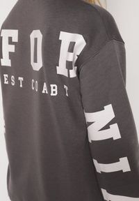 Born2be - Szara Ocieplana Bluza z Bawełną i Napisem z Tyłu Fezanda. Okazja: na co dzień. Kolor: szary. Materiał: bawełna. Wzór: napisy. Styl: klasyczny, casual, elegancki #7