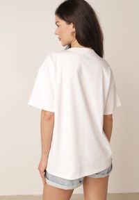 Born2be - Biały Bawełniany T-shirt Oversize z Biżuteryjnymi Aplikacjami przy Dekolcie Tesana. Okazja: na co dzień, do pracy. Kolor: biały. Materiał: bawełna. Wzór: aplikacja. Styl: elegancki, casual #5
