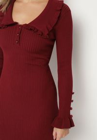 Born2be - Bordowa Prążkowana Sukienka Midi z Kołnierzykiem z Guzikami i Falbanką Prestaria. Okazja: do pracy, na spotkanie biznesowe. Kolor: czerwony. Materiał: prążkowany. Styl: biznesowy. Długość: midi #5