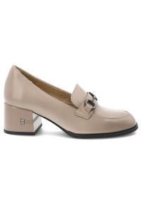 Półbuty damskie Vinceza, cholewka ze skóry naturalnej licowej wsuwany fason z ozdobnym paskiem i metalową klamrą, beżowe, 18116. Okazja: na co dzień. Zapięcie: klamry. Kolor: beżowy. Materiał: skóra. Szerokość cholewki: normalna. Obcas: na obcasie. Styl: elegancki, klasyczny, casual. Wysokość obcasa: średni #2