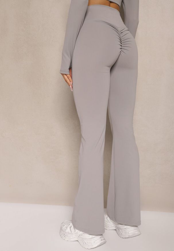 Renee - Jasnoszare Legginsy Dzwony High Waist Orruvana. Okazja: na co dzień. Stan: podwyższony. Kolor: szary. Materiał: tkanina. Styl: sportowy, casual