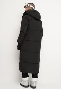 Born2be - Czarna Pikowana Kurtka o Długim Fasonie z Odpinanym Kapturem Daivera. Okazja: na spacer. Kolor: czarny. Materiał: dzianina. Długość: długie. Sezon: zima #3