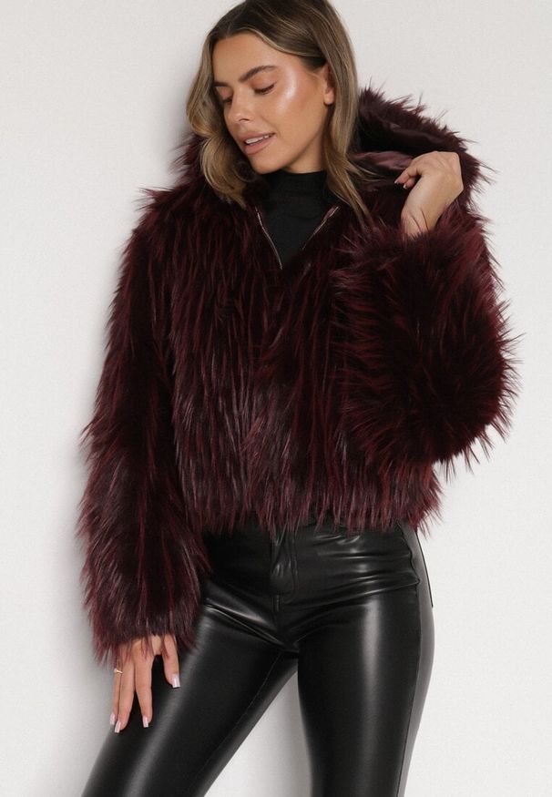 Born2be - Bordowa Kurtka Futerko na Suwak z Kapturem Zetale. Okazja: na spacer. Typ kołnierza: kaptur. Kolor: czerwony. Materiał: futro. Wzór: gładki