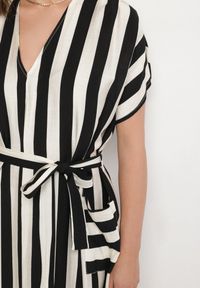 Born2be - Czarna Sukienka z Wiskozą i Paskiem w Paski Nerire. Okazja: na co dzień. Kolor: czarny. Materiał: wiskoza. Wzór: paski. Styl: klasyczny, elegancki, casual