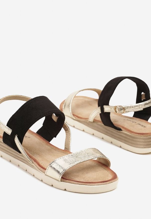 Born2be - Czarne Sandały Ozdobione Metalicznymi Wstawkami Amomaya. Okazja: na co dzień. Nosek buta: otwarty. Zapięcie: sprzączka. Kolor: czarny. Wzór: aplikacja. Materiał: jeans. Obcas: na obcasie. Styl: elegancki, casual, klasyczny. Wysokość obcasa: niski