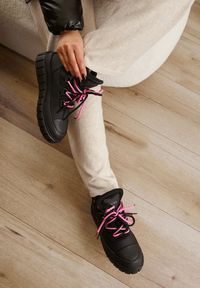 Born2be - Czarne Śniegowce Vices na Grubej Tłoczonej Podeszwie Anirrise. Kolor: czarny. Materiał: skóra, jeans #3