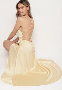 Born2be - Żółta Asymetryczna Sukienka Vices z Odkrytymi Plecami i Gorsetowym Wiązaniem Natifalia. Typ kołnierza: dekolt gorset. Kolor: żółty. Typ sukienki: asymetryczne, gorsetowe. Styl: elegancki #1
