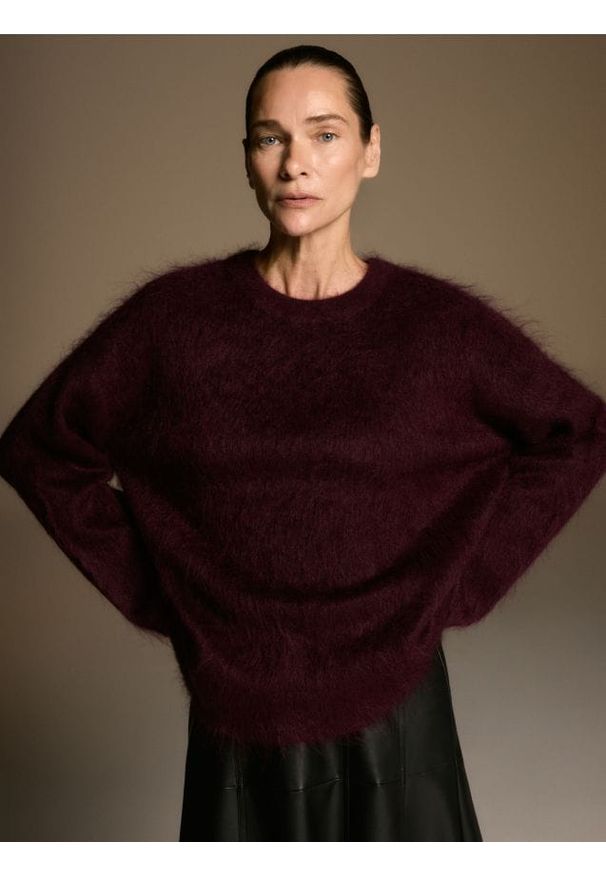 Reserved - Sweter z moherem - mahoniowy. Kolor: brązowy. Materiał: moher