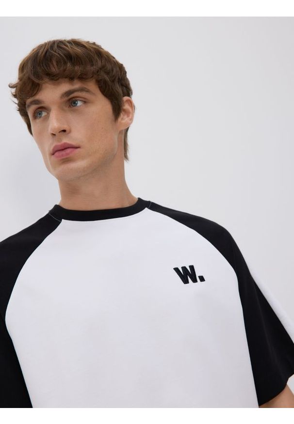 Reserved - T-shirt oversize z raglanowym rękawem - biały. Kolor: biały. Materiał: dzianina, bawełna. Długość rękawa: raglanowy rękaw