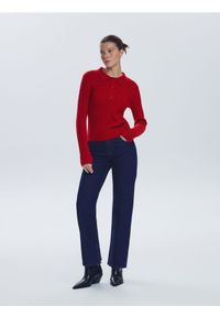 Reserved - Sweter z ozdobnym splotem - czerwony. Kolor: czerwony. Materiał: wiskoza, dzianina. Wzór: ze splotem