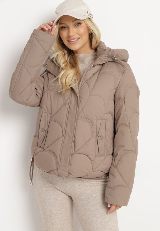 Born2be - Ciemnobeżowa Pikowana Kurtka o Pudełkowym Kroju z Kapturem i Ściągaczami Selizola. Okazja: na spacer. Typ kołnierza: kaptur. Kolor: beżowy. Materiał: skóra, jeans. Styl: sportowy