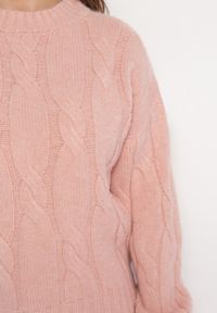 Born2be - Różowy Sweter w Warkoczykowy Splot Biggesa. Kolor: różowy. Długość rękawa: długi rękaw. Długość: długie. Wzór: ze splotem. Styl: klasyczny