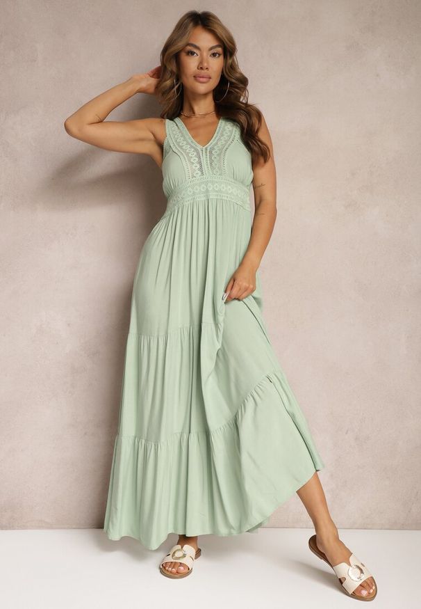 Renee - Zielona Rozkloszowana Sukienka Maxi z Szydełkowanymi Wstawkami Ylivea. Kolor: zielony. Długość rękawa: bez rękawów. Wzór: aplikacja. Sezon: lato. Typ sukienki: rozkloszowane. Długość: maxi