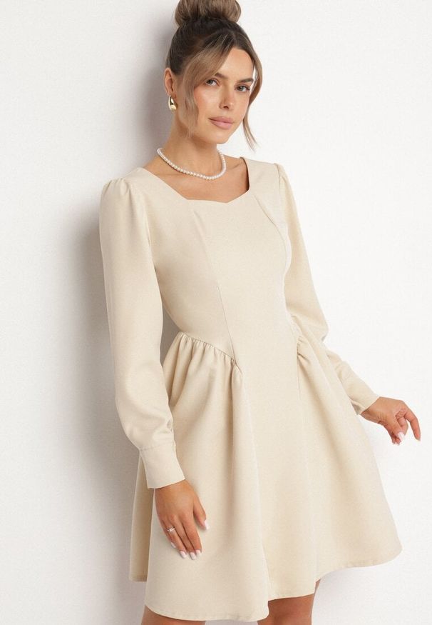Born2be - Beżowa Rozkloszowana Sukienka z Kwadratowym Dekoltem Katilora. Typ kołnierza: dekolt kwadratowy. Kolor: beżowy. Długość rękawa: długi rękaw. Styl: klasyczny