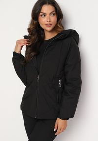 Born2be - Czarna Pikowana Kurtka z Kapturem Rękawy Zakończone Gumką Liliaz. Okazja: na co dzień, na spacer. Typ kołnierza: kaptur. Kolor: czarny. Materiał: jeans. Styl: casual #3