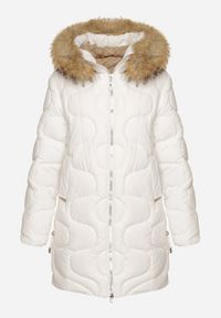 Born2be - Biała Kurtka z Kapturem z Futerkiem Zdobiona Oryginalnym Pikowaniem Oleda. Okazja: na co dzień. Typ kołnierza: kaptur. Kolor: biały. Materiał: futro. Wzór: aplikacja. Styl: casual, klasyczny #4