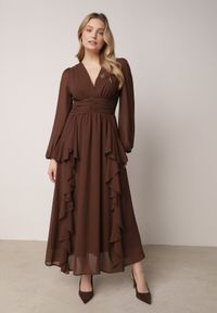 Born2be - Brązowa Romantyczna Sukienka Koktajlowa z Falbanami i Marszczeniem w Pasie Aranilla. Typ kołnierza: kołnierz z falbankami. Kolor: brązowy. Materiał: tkanina, materiał. Wzór: gładki, aplikacja. Typ sukienki: rozkloszowane. Styl: wizytowy #4