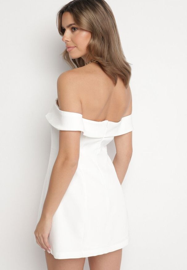 Born2be - Biała Taliowana Sukienka z Dekoltem Bandeau z Zakładką Zelzemis. Kolor: biały. Styl: klasyczny, elegancki