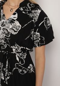 Born2be - Czarna Sukienka w Kwiaty z Paskiem Cleza. Okazja: na co dzień. Typ kołnierza: dekolt w kształcie V. Kolor: czarny. Wzór: kwiaty. Sezon: wiosna, lato. Styl: casual, elegancki #3