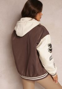 Renee - Brązowa Kurtka Bomberka z Kapturem Ozdobiona Naszywkami Helionde. Typ kołnierza: kaptur. Kolor: brązowy. Wzór: aplikacja. Sezon: lato #3