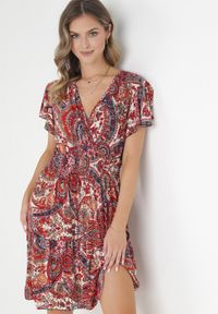 Born2be - Czerwona Kwiecista Sukienka Mini z Gumką w Talii i Krótkimi Rękawami Scillenne. Kolor: czerwony. Długość rękawa: krótki rękaw. Sezon: wiosna, lato. Typ sukienki: kopertowe. Długość: mini #5