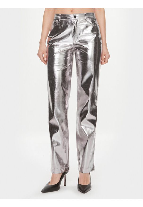 Guess Spodnie z imitacji skóry W4RB33 WFWP0 Srebrny Regular Fit. Kolor: srebrny. Materiał: skóra