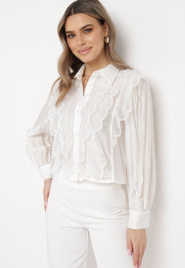 Born2be - Biała Wiskozowa Koszula z Transparentnym Żabotem Soepe. Okazja: na spotkanie biznesowe. Typ kołnierza: z żabotem. Kolor: biały. Materiał: wiskoza. Długość rękawa: długi rękaw. Długość: długie. Styl: biznesowy, klasyczny