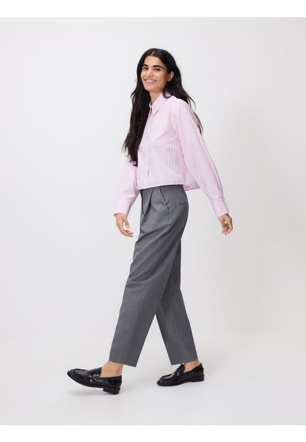 Reserved - Cygaretki z paskiem - ciemnoszary. Kolor: szary. Materiał: tkanina, wiskoza. Styl: klasyczny