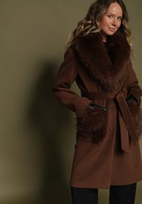 Born2be - Brązowy Płaszcz Wiązany w Talii z Futrzanym Kołnierzem i Kieszeniami Perrie. Okazja: na co dzień. Kolor: brązowy. Materiał: futro. Styl: elegancki, casual #2